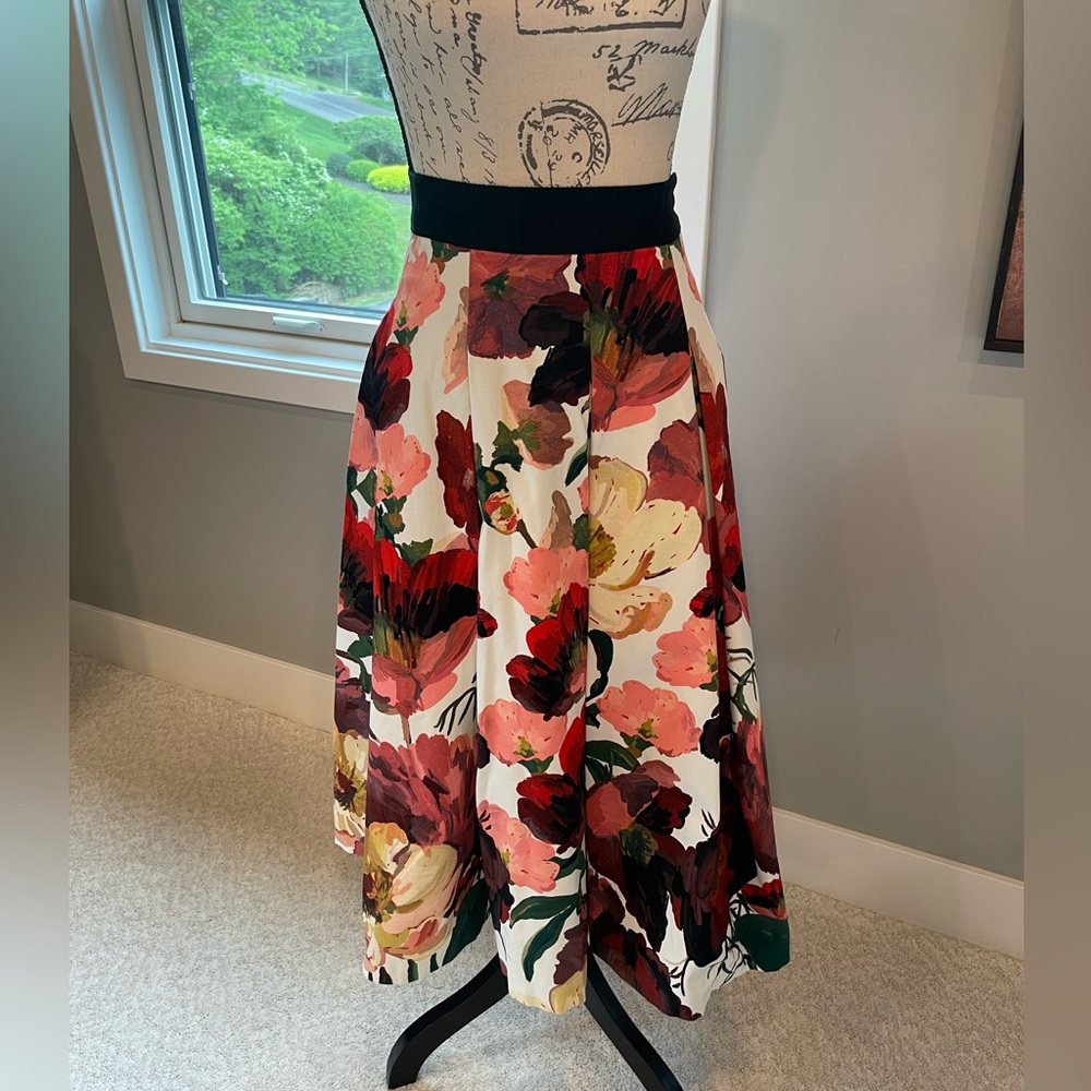 White House Black Market midi floral skirt Size 00.